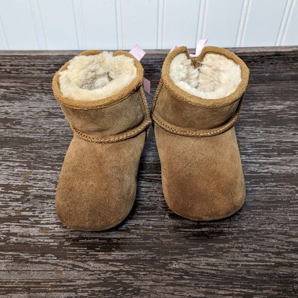 Ugg Baby Leather Moccasin Booties with Pink Bow Accent Size 4/5 - Picture 2 of 6